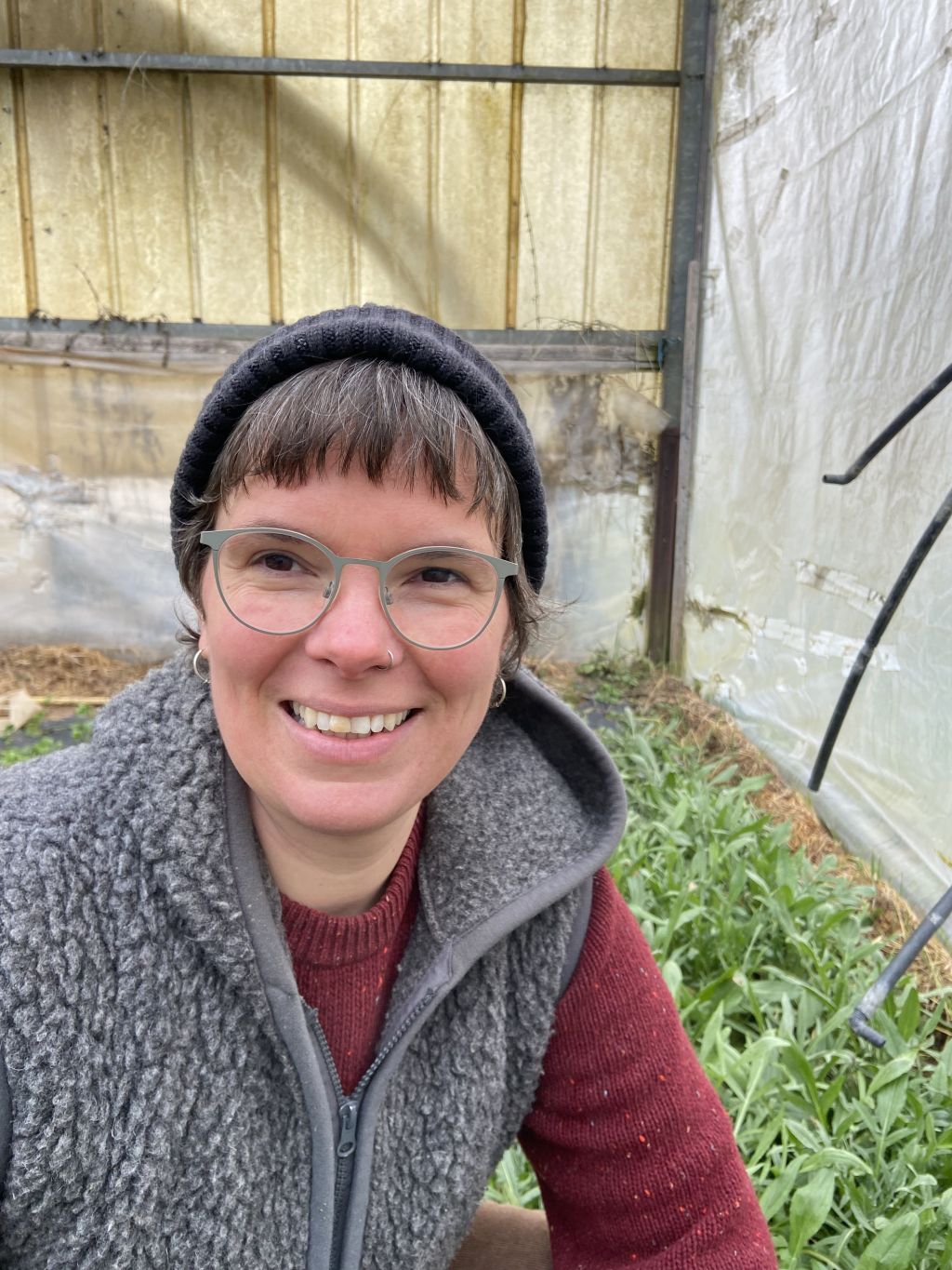 Mira Berg im Gewächshaus bei der Arbeit mit den Blumen