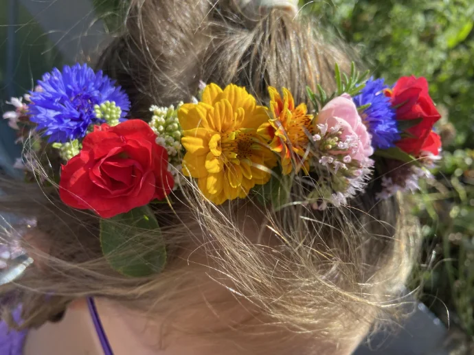 Bunter, gebundener Blumenkranz auf dem Kopf